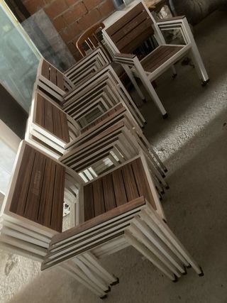 Sillas de plástico grises apilables