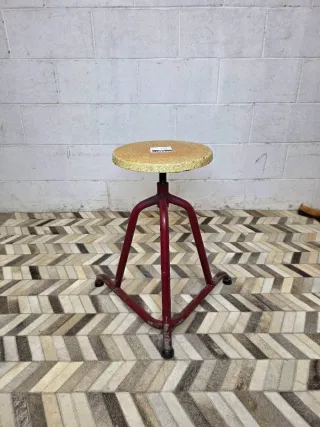 Taburete vintage industrial metal rojo