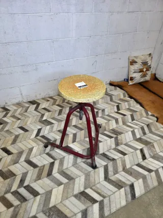 Taburete vintage industrial metal rojo