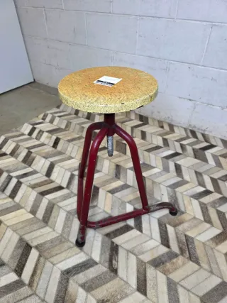 Taburete vintage industrial metal rojo