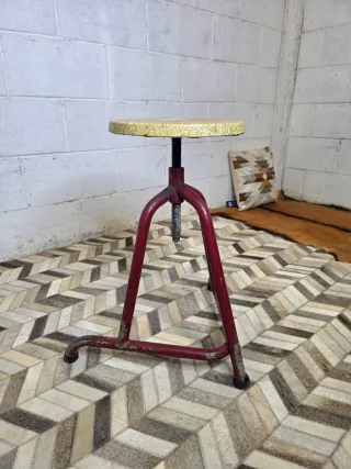 Taburete vintage industrial metal rojo