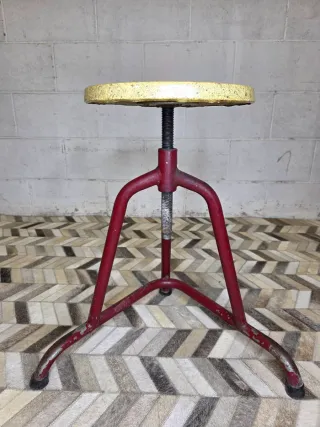 Taburete vintage industrial metal rojo