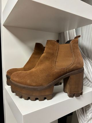 Botines de piel ante tacón plataforma.