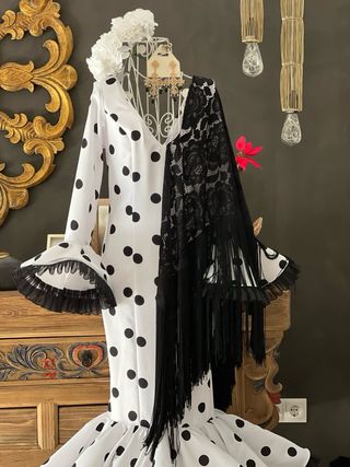 Traje de flamenca lunares blanco y negro