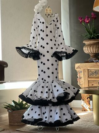 Traje de flamenca lunares blanco y negro