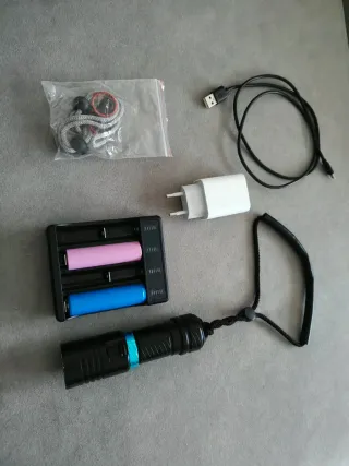 Linterna LED + Cargador + Baterías