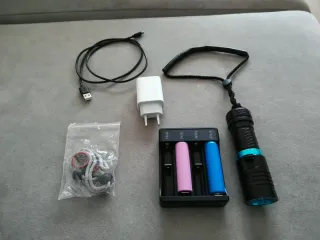 Linterna LED + Cargador + Baterías