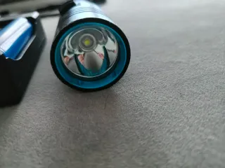 Linterna LED + Cargador + Baterías