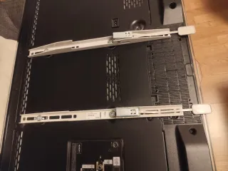 Televisor Samsung 40" con soporte para pared.