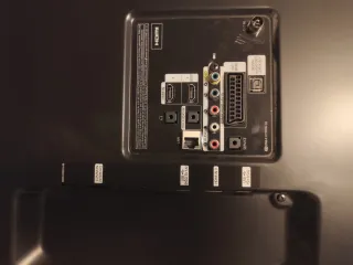 Televisor Samsung 40" con soporte para pared.