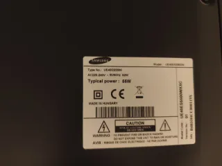 Televisor Samsung 40" con soporte para pared.