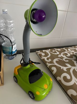 Lampada da scrivania a forma di auto