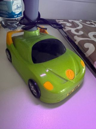 Lampada da scrivania a forma di auto