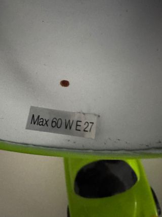 Lampada da scrivania a forma di auto