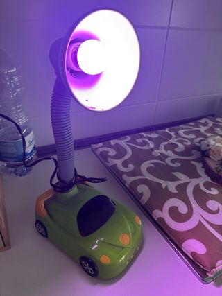 Lampada da scrivania a forma di auto