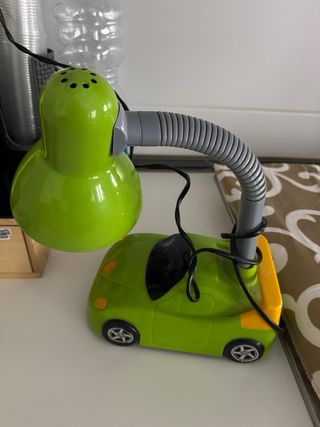 Lampada da scrivania a forma di auto