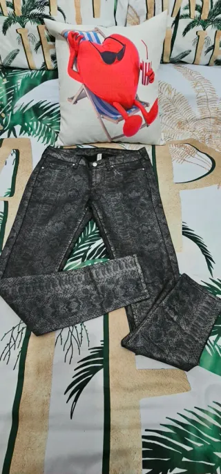 Pantalón estampado serpiente negro y plateado