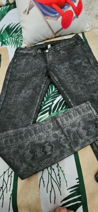 Pantalón estampado serpiente negro y plateado