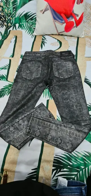 Pantalón estampado serpiente negro y plateado