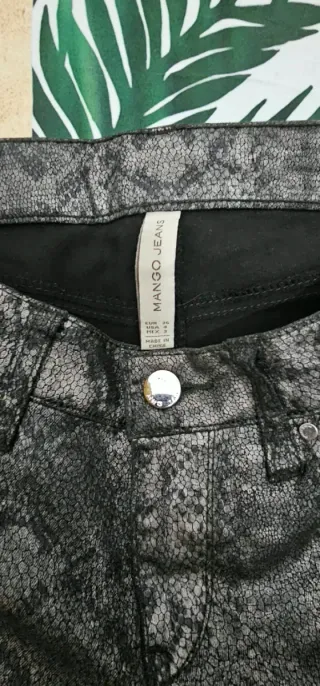 Pantalón estampado serpiente negro y plateado