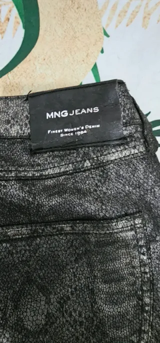 Pantalón estampado serpiente negro y plateado