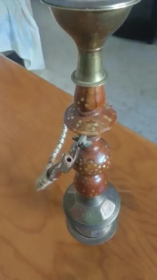 Figura decorativa de latón y madera