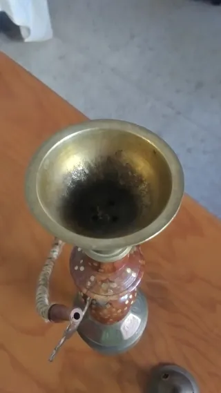 Figura decorativa de latón y madera