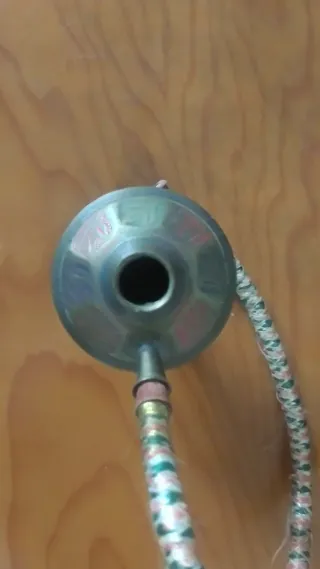 Figura decorativa de latón y madera