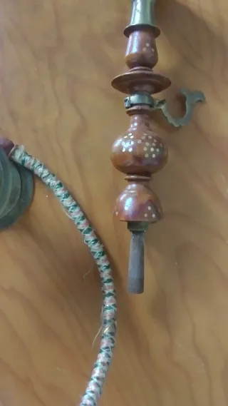 Figura decorativa de latón y madera