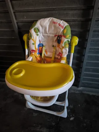 Trona infantil con bandeja amarilla