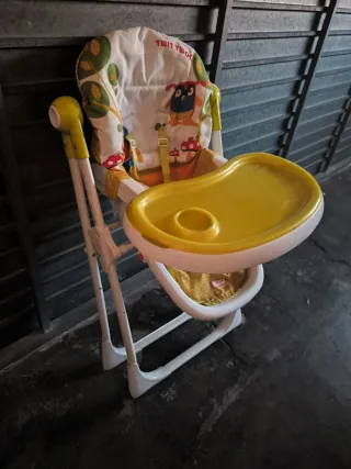 Trona infantil con bandeja amarilla