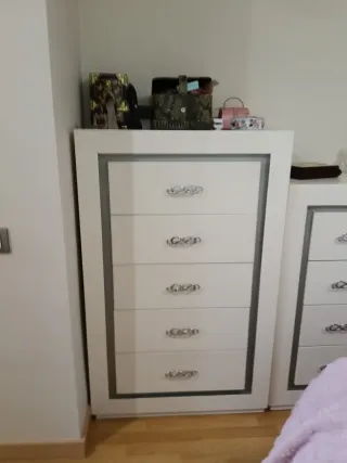 Dormitorio moderno en blanco y tiradores plateados