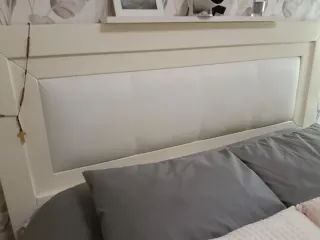 Dormitorio moderno en blanco y tiradores plateados