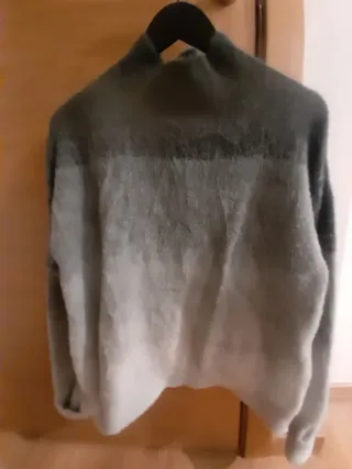 Jersey gris y blanco suave ideal para días de frío