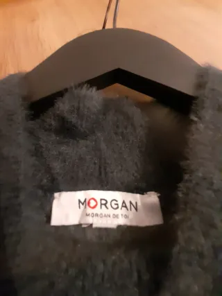 Jersey gris y blanco suave ideal para días de frío