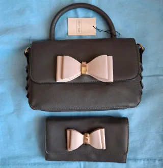 Bolso y monedero gris con lazo rosa