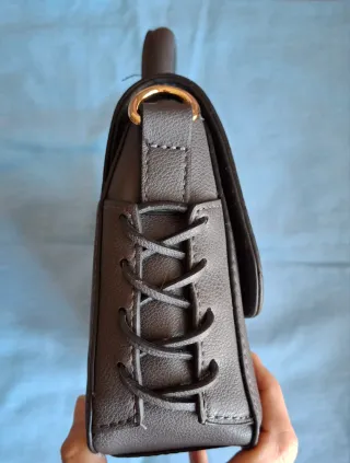 Bolso y monedero gris con lazo rosa