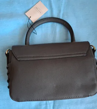 Bolso y monedero gris con lazo rosa
