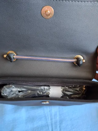 Bolso y monedero gris con lazo rosa