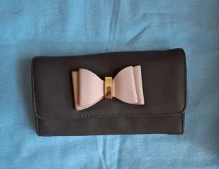 Bolso y monedero gris con lazo rosa