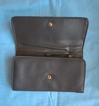 Bolso y monedero gris con lazo rosa