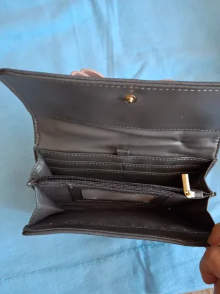 Bolso y monedero gris con lazo rosa