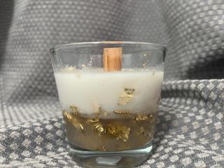 Vela decorativa com folhas douradas