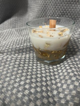 Vela decorativa com folhas douradas