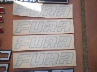 Lote 13 Insignias Coches Clásicos Simca Seat