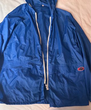 Chubasquero azul con capucha