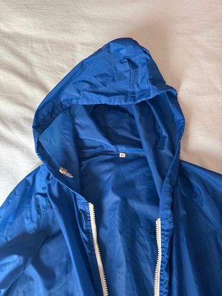 Chubasquero azul con capucha