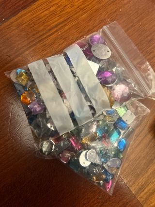 Caja de abalorios y cuentas para manualidades