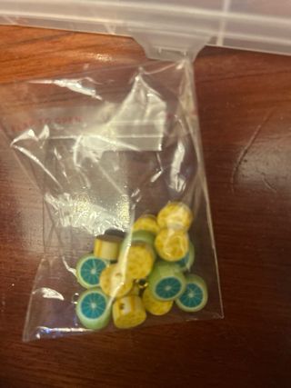 Caja de abalorios y cuentas para manualidades