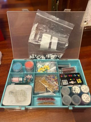 Caja de abalorios y cuentas para manualidades